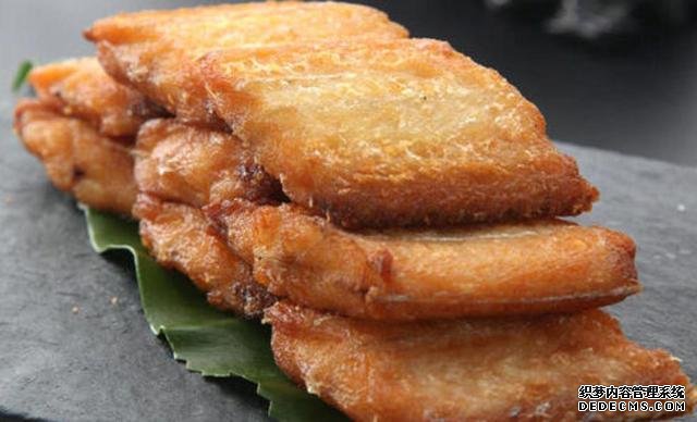 煎帶魚時(shí)，有人裹面粉，有人裹淀粉，大廚：都不對(duì)，教你最香做法