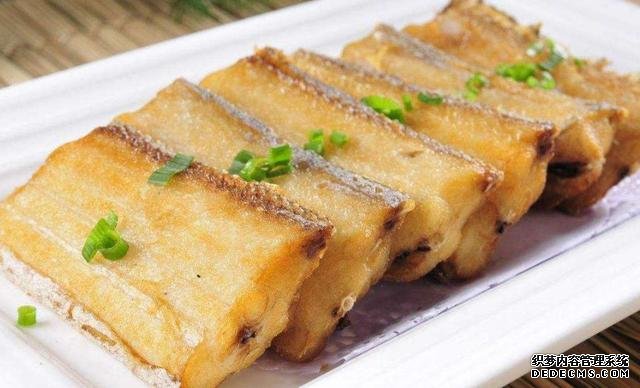 煎帶魚時(shí)，有人裹面粉，有人裹淀粉，大廚：都不對(duì)，教你最香做法