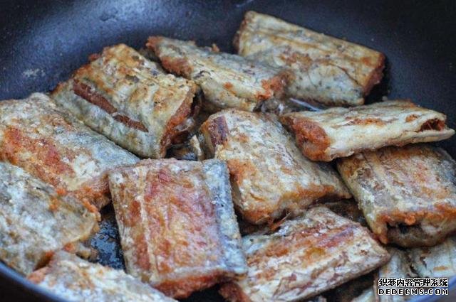 煎帶魚時(shí)，有人裹面粉，有人裹淀粉，大廚：都不對(duì)，教你最香做法