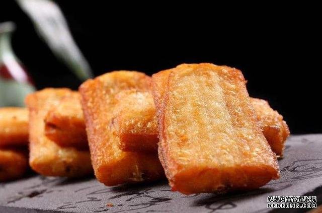 煎帶魚時(shí)，有人裹面粉，有人裹淀粉，大廚：都不對(duì)，教你最香做法