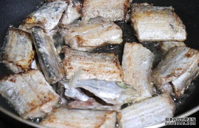 煎帶魚時(shí)，有人裹面粉，有人裹淀粉，大廚：都不對(duì)，教你最香做法