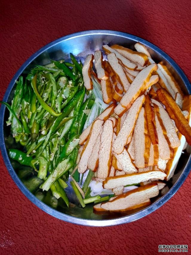 工地農(nóng)民工，必備的下飯菜，安逸