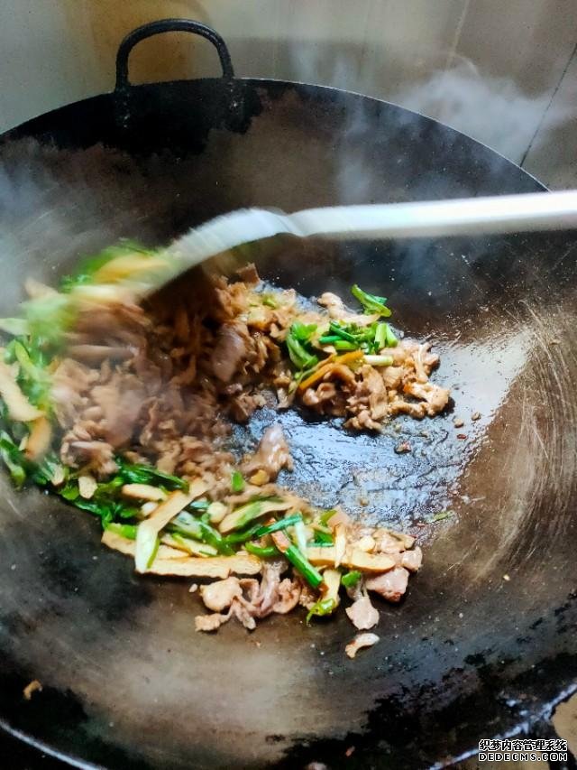 工地農(nóng)民工，必備的下飯菜，安逸