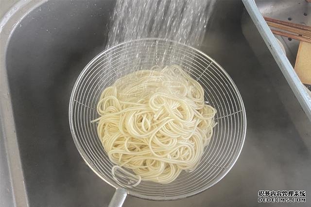 用掛面做炒面，不要煮過就炒，多加2步，不坨不粘鍋，根根分明