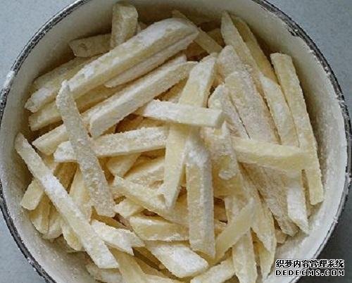 炸薯?xiàng)l時(shí)，土豆最忌焯水直接炸，多加這1步，薯?xiàng)l香脆不回軟