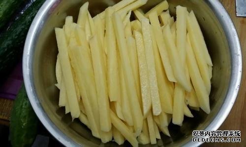 炸薯?xiàng)l時(shí)，土豆最忌焯水直接炸，多加這1步，薯?xiàng)l香脆不回軟