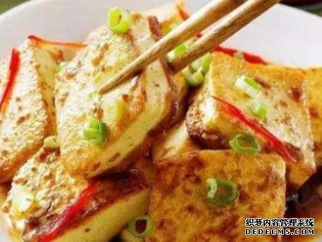 雞蛋肉末炒豆腐、臘味燜飯、辣炒脆骨這幾道家常菜的做法