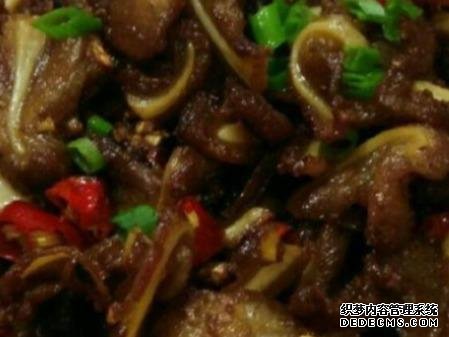 雞蛋肉末炒豆腐、臘味燜飯、辣炒脆骨這幾道家常菜的做法