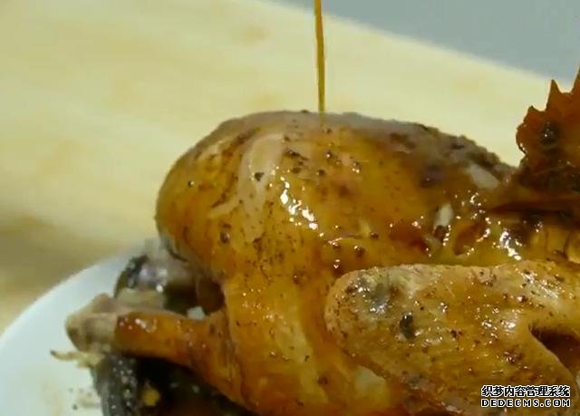 一整只雞丟進(jìn)電飯煲，不加水不用油，鮮嫩多汁，營養(yǎng)美味又簡單