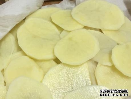 家庭炸薯片，成本不到2塊錢，金黃酥脆好吃還衛(wèi)生，學(xué)會不用買了