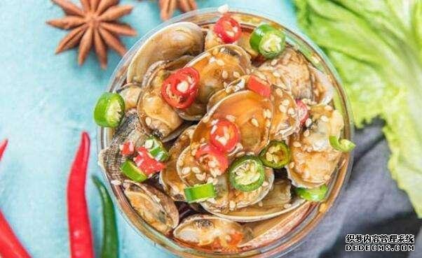 大連大嬸開醬燜小海鮮店，一開門就有人來排隊(duì)，食客：奔著醬料來