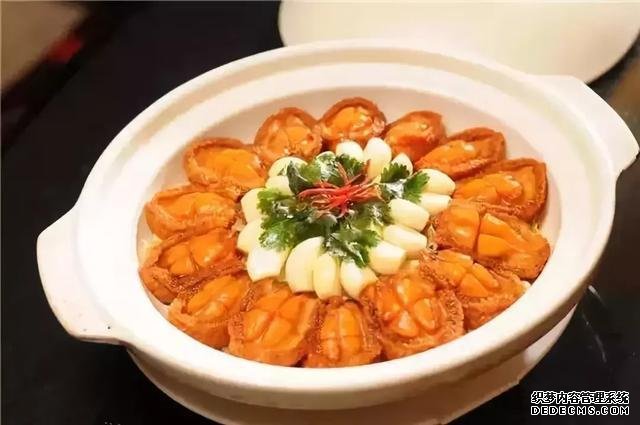 舌尖上的誘惑：生焗鮮鮑仔、椒鹽小土豆、臘香鍋巴，值得推薦