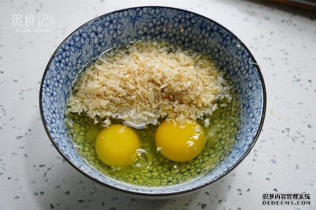 炒雞蛋，多加幾味料變螃蟹味，家人吃上癮的“賽螃蟹”，超下飯