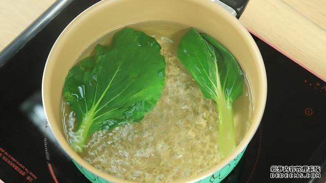 賽螃蟹炒飯?jiān)趺醋?？不用螃蟹而用它，米粒金黃又圓潤