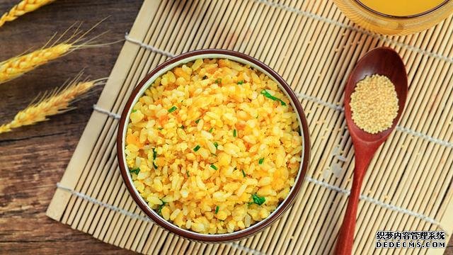 賽螃蟹炒飯?jiān)趺醋?？不用螃蟹而用它，米粒金黃又圓潤