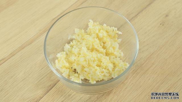 賽螃蟹炒飯?jiān)趺醋?？不用螃蟹而用它，米粒金黃又圓潤