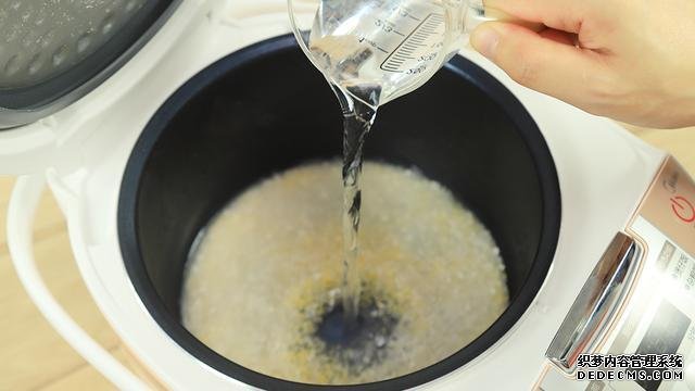 賽螃蟹炒飯?jiān)趺醋?？不用螃蟹而用它，米粒金黃又圓潤