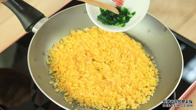 賽螃蟹炒飯?jiān)趺醋?？不用螃蟹而用它，米粒金黃又圓潤