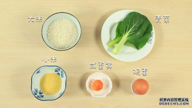 賽螃蟹炒飯?jiān)趺醋?？不用螃蟹而用它，米粒金黃又圓潤