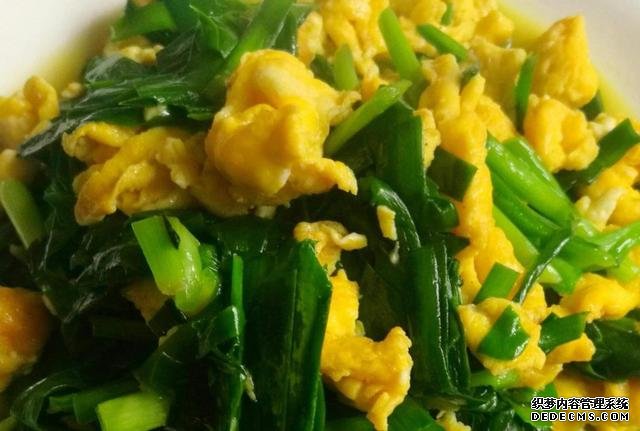 韭菜炒雞蛋，到底是分開炒還是一起炒，學(xué)會方法，韭菜翠綠還不老