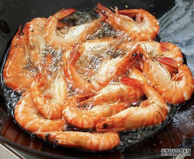 油燜大蝦怎么做好吃得根本停不下來，油燜大蝦最正宗做法