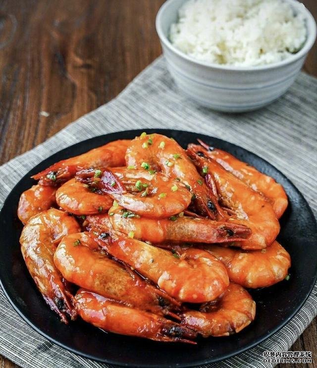 油燜大蝦怎么做好吃得根本停不下來，油燜大蝦最正宗做法