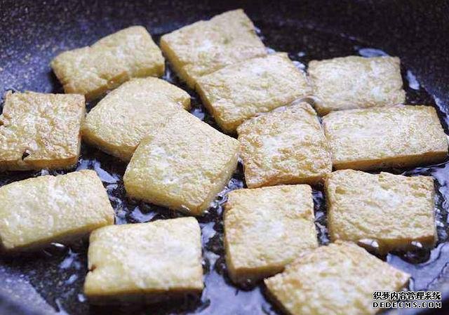 西蘭花和豆腐的口感都特鮮嫩，做上一鍋，一家人吃著美滋滋