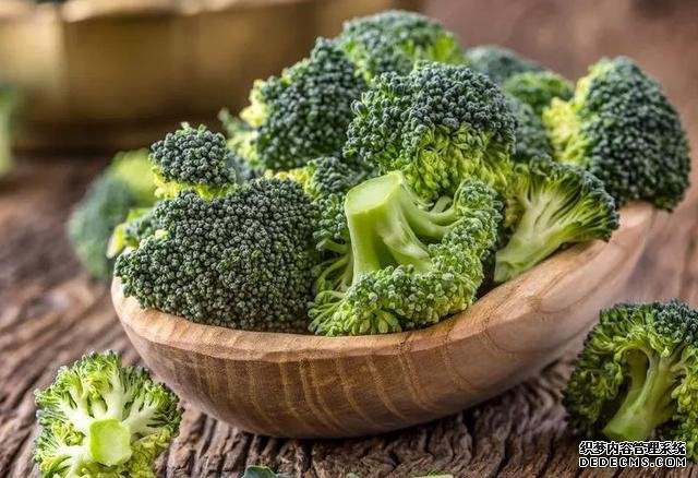 西蘭花和豆腐的口感都特鮮嫩，做上一鍋，一家人吃著美滋滋