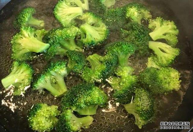 西蘭花和豆腐的口感都特鮮嫩，做上一鍋，一家人吃著美滋滋