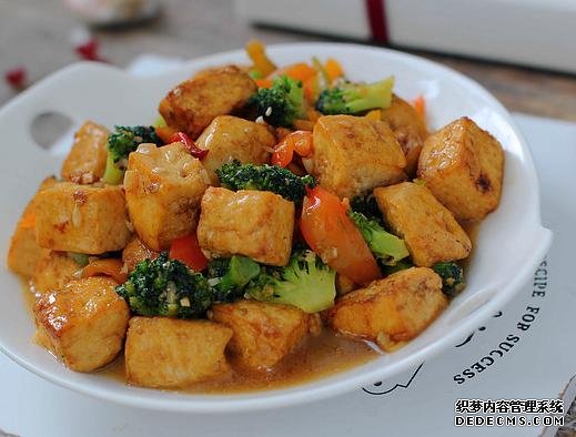西蘭花和豆腐的口感都特鮮嫩，做上一鍋，一家人吃著美滋滋
