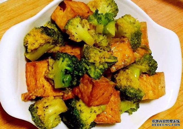 西蘭花和豆腐的口感都特鮮嫩，做上一鍋，一家人吃著美滋滋