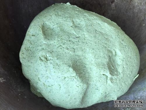 時(shí)近清明，“青團(tuán)”可不能少，油綠如玉，香糯可口，天然綠色小吃