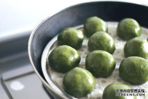 時(shí)近清明，“青團(tuán)”可不能少，油綠如玉，香糯可口，天然綠色小吃