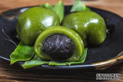 時(shí)近清明，“青團(tuán)”可不能少，油綠如玉，香糯可口，天然綠色小吃