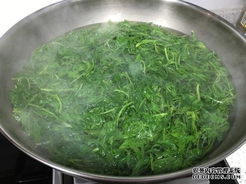 時(shí)近清明，“青團(tuán)”可不能少，油綠如玉，香糯可口，天然綠色小吃
