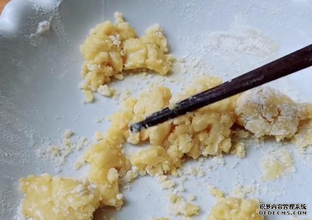 綠豆別熬粥啦，試試這樣做，5元食材做一大盤(pán)，孩子吃了還想吃