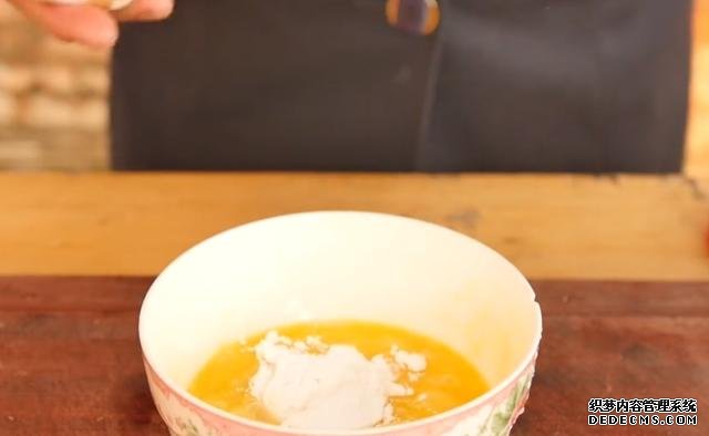 蘋(píng)果不要直接吃了，加2個(gè)雞蛋，家里來(lái)客都不怕，端上桌就被搶光