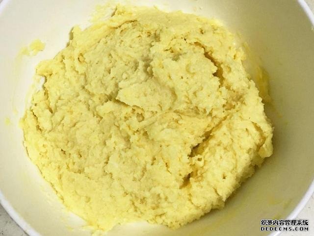 做曲奇餅干時(shí)，不要直接放進(jìn)烤箱烤，多加一步，更好看更好吃