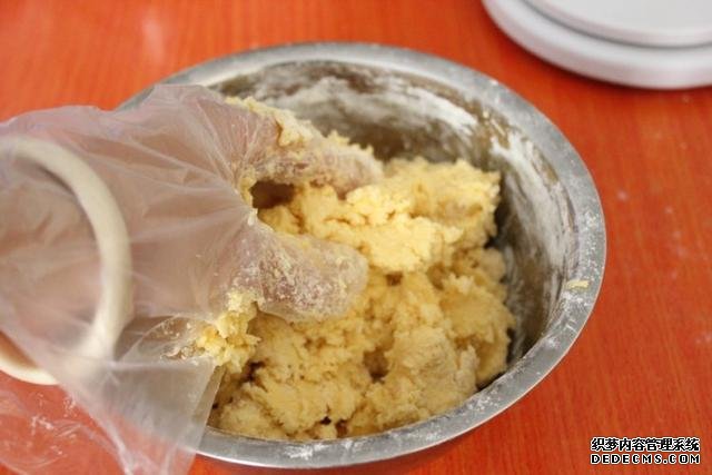 蜜豆酥，濃濃的奶香，軟軟的口感，甜蜜蜜的味道