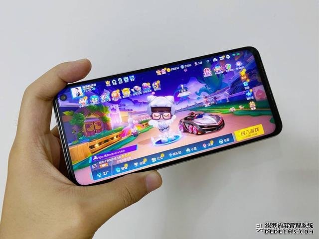 兩千元最值得入手的5G手機，旗艦性能+144Hz刷新率，還有雙揚聲器