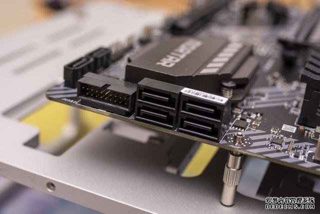 升級PCI-E 4.0，支持雙顯卡，微星B550M迫擊炮開箱